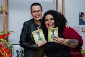 Jarid Arraes ao lado da ilustradora do seu livro, Aline Valek