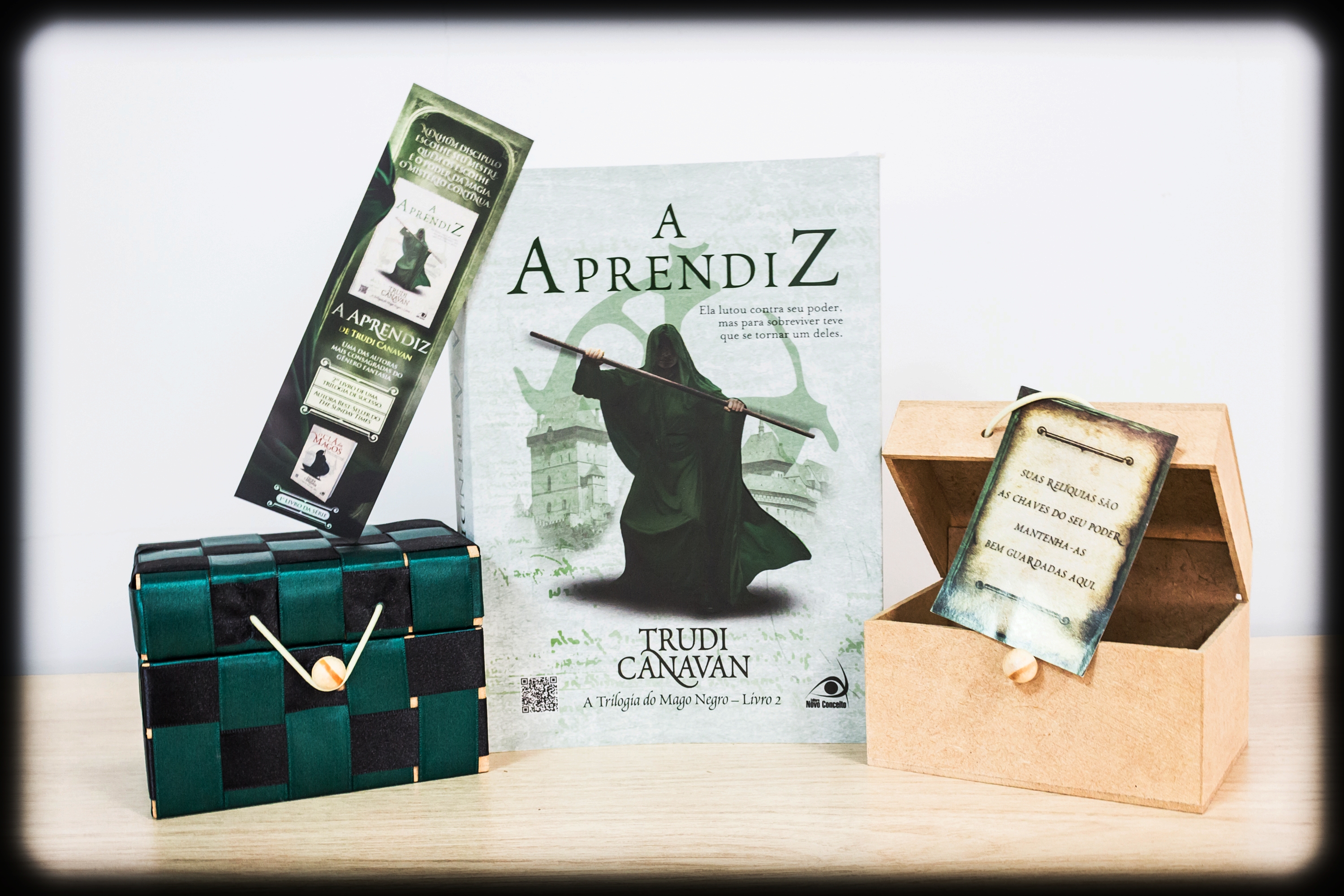A caixinha de madeira não será enviada junto com o kit, será apenas o livro e o marcador!