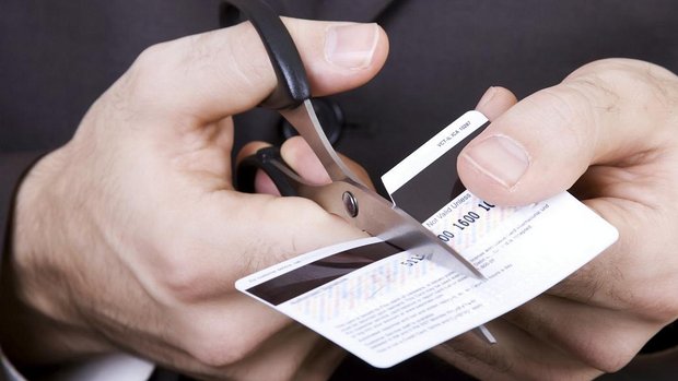 Homem-destroi-cartao-de-credito-size-620