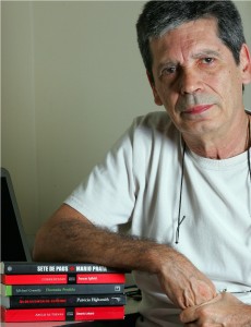 FOTO DO ESCRITOR MARIO PRATA E SEU NOVO LIVRO -SETE DE PAUS- FOTO EPITACIO PESSOA/AFEP.15-91337806.CREDITO OBRIGATORIO.