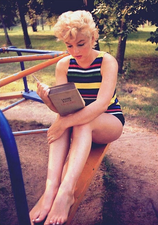 marilyn-monroe-reading-ulysses-by-eve-arnold-1
