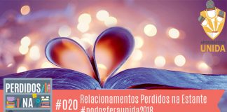 Descrição da vitrine: Fotomontagem que mostra imagem de livro aberto com folhas dobradas fazendo um coração. No canto inferior esquerdo, a logo do podcast, que é a ilustração de uma estante com livros e outros objetos, onde lê-se “Perdidos na Estante". Ao lado, em uma faixa rosa na qual está escrito “23 – Relacionamentos Perdidos na Estante #PodosferaUnida2018".