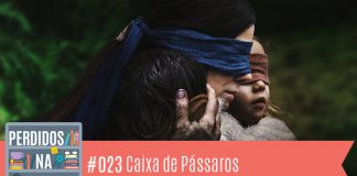 Descrição da vitrine: Fotomontagem que mostra pôster do filme "Bird Box" com mulher segurando duas crianças no colo, todos estão com olhos vendados. Eles estão de perfil. No canto inferior esquerdo, a logo do podcast, que é a ilustração de uma estante com livros e outros objetos, onde lê-se “Perdidos na Estante". Ao lado, em uma faixa rosa na qual está escrito “23 – Caixa de Pássaros"