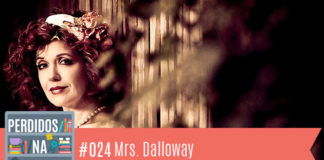 Descrição da vitrine: Fotomontagem que mostra rosto de mulher olhando para a direita, ela tem roupas e penteado de época. No canto inferior esquerdo, a logo do podcast, que é a ilustração de uma estante com livros e outros objetos, onde lê-se “Perdidos na Estante". Ao lado, em uma faixa rosa na qual está escrito “24 – Mrs. Dalloway"