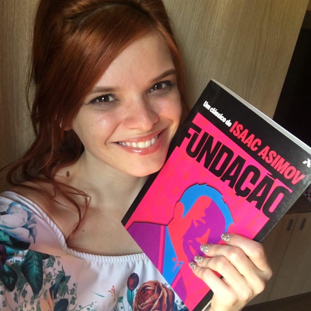 Eu, Karen Soarele, segurando nas mãos o exemplar emprestado de Fundação, na 1ª edição da Aleph