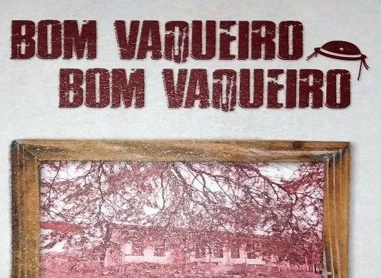 Recorte da capa do livro com o título "Bom Vaqueiro, Bom Vaqueiro". A capa é branca e no centro tem a foto de uma casa no estilo colonial