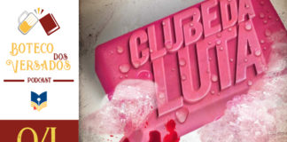 Vitrine do podcast Boteco dos Versados. Tem uma coluna lateral à esquerda, com a logo do podcast (uma caneca de chopp e um livro), o nome do podcast, a logo do site Leitor Cabuloso e abaixo o número do episódio 04. Em destaque, um recorte da capa do livro "Clube da Luta" que mostra um sabonete quadrado e rosa onde está escrito em alto-relevo "Clube da Luta". Há uma espuma branca no sabonete e um dos cantos está sujo de sangue.