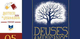 Vitrine do podcast Boteco dos Versados. Tem uma coluna lateral à esquerda, com a logo do podcast (uma caneca de chopp e um livro), o nome do podcast, a logo do site Leitor Cabuloso e abaixo o número do episódio 05. Em destaque, um recorte da capa do livro Deuses Americanos, mostrando em letras douradas o título do livro em um fundo azul escuro. Acima do título, numa mancha branca, existe um desenho em negativo de uma árvore.