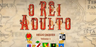 No fundo tem um mapa de cor bege. No primeiro plano tem o titulo do livro "O Rei Adulto" em vermelho, com fonte estilizada. Abaixo do titulo está sete brasões coloridos, e no centro deles o nome do autor "Helio Jaques" e Volume 1, ambos em vermelho.
