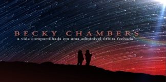 Recorte da capa do livro. Silhueta escura de duas pessoas no topo de um terreno não identificavel. No fundo um céu estrelado, sua cor é preta no lado esquerdo indo para o vermelho no lado direito. As estrelas deixam um rastro branco simulando a passagem de tempo e rotação. No canto superior direito existe uma luz forte no céu. No centro o nome da autora: Becky Chambers, e o título: "a vida compartilhada em uma admirável órbita fechada"