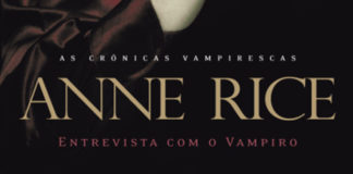 Recorte da capa do livro, em um fundo quase todo escuro parte do braço de uma pessoa de pele clara usando roupas levemente brilhante e avermelhada. Em primeiro plano, o texto: "As Crônicas Vampirescas", na linha de baixo, em amarelo: "Anne Rice", e por fim, o título: "Entrevista com o Vampiro"
