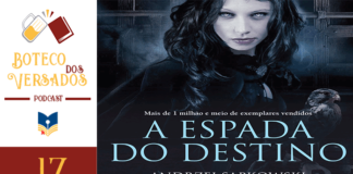 Vitrine do episódio, tem uma coluna na esquerda, com a logo do Boteco dos Versados acima, a logo do Leitor Cabuloso no centro e o número do episódio, 17, abaixo. Em destaque, um recorte da capa do livro A Espada do Destino, uma mulher branca de cabelos negros e olhos cor de violeta vestindo preto está centralizada, um gavião negro repousa em um dos seus braços, e a frente está destacado o nome do livro.