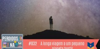 Descrição da vitrine: Fotomontagem com parte da capa do livro onde se vê a silhueta de uma mulher olhando para o espaço e a galáxia em sua frente. No canto inferior esquerdo, a logo do podcast, que é a ilustração de uma estante com livros e outros objetos, onde lê-se “Perdidos na Estante". Ao lado, em uma faixa rosa na qual está escrito “32 – A longa viagem a um pequeno planeta hostil" e com o selo do Leitor Cabuloso.