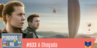 Descrição da vitrine: Fotomontagem com parte d o pôster do filme "A Chegada" onde se vê os dois protagosnistas olhando de perfil para a nave alienígena. No canto inferior esquerdo, a logo do podcast, que é a ilustração de uma estante com livros e outros objetos, onde lê-se “Perdidos na Estante". Ao lado, em uma faixa rosa na qual está escrito “33 – A Chegada" e com o selo do Leitor Cabuloso.