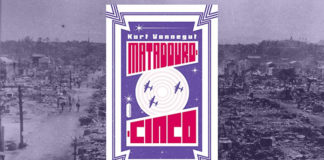 Montagem com a capa do livro. Ao fundo uma imagem de uma área urbana destruida pela guerra, em vista aérea. No centro, um fundo de um céu roxo estrelado, com o título: "Matadouro" no topo, em vermelho e letras grandes, e abaixo, no mesmo aspecto a palavra "Cinco". No centro da capa, silhueta de três aviões se destacam sobre circulos brancos.