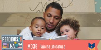 Descrição da vitrine: Fotomontagem com foto de um pai com filhos no colo lendo um livro. No canto inferior esquerdo, a logo do podcast, que é a ilustração de uma estante com livros e outros objetos, onde lê-se “Perdidos na Estante". Ao lado, em uma faixa rosa na qual está escrito “36 – Pais na Literatura" e com o selo do Leitor Cabuloso.