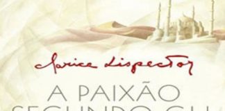 Recorte da capa do livro. Ao fundo, algumas dunas e uma construção no estilo árabe. Em primeiro plano, o nome da autora em vermelho em letra de mão. Abaixo, o titulo do livro.