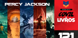 Vitrine do podcast Covil de Livros. No primeiro plano, montagem com a capa dos 5 livros da saga, em colunas um do lado do outro, com o texto "Percy Jackson" no topo. Na lateral direita, faixa vertical escrito "Podcast Covil de Livros" e o número da edição: 121.