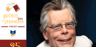 Vitrine do episódio 25 do podcast Boteco dos Versados. Na esquerda tem uma coluna com a logo do podcast no topo, a logo do Leitor Cabuloso no centro e a numeração do episódio, 25, na base. Em destaque, uma Fotografia do renomado escritor de terror e suspense (pra dizer o mínimo), Stephen King. Um senhor com cara de bondoso, óculos, cabelos grisalhos, olhando para a frente, enquanto apoia o queixo na mão