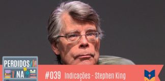Descrição da vitrine: Fotomontagem com foto do Stephen King. Ele está olhando pra frente. No canto inferior esquerdo, a logo do podcast, que é a ilustração de uma estante com livros e outros objetos, onde lê-se “Perdidos na Estante". Ao lado, em uma faixa rosa na qual está escrito “39 – Indicações - Stephen King" e com o selo do Leitor Cabuloso.