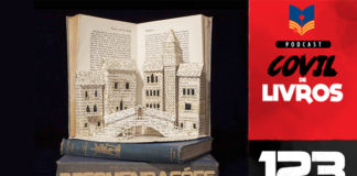 Vitrine do podcast. Em um fundo preto, dois livros deitados, um sobre outro, e um terceiro por cima, de pé e aberto, de suas paginas saem alguns prédios de arquitetura antiga. Abaixo, na lombada do primeiro livro, a palavra: "Recomendações". Na lateral direita, faixa vertical escrito "Podcast Covil de Livros" e o número da edição: 123.