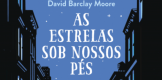 Recorte da capa do livro. Ilustração de umm céu azul noturno e estrelado no fundo. No centro, o nome do autor no topo; o título: "As estrelas sob nossos pés", em branco no centro; na base, o texto: "Do vencedor do prêmio Coretta Scott King Honor". Nas laterais da imagem prédios escondidos na sombra representando so dois lados de uma rua.