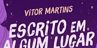 Recorte da capa do livro. Ilustração que mostra ao fundo um céu roxo escuro noturno. No topo, em amarelo o nome do autor, logo abaixo, em branco e letras grandes, o título: "Escrito em algum lugar"