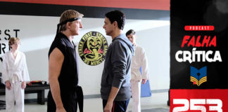 Vitrine do podcast Falha Critica. Imagem da série, com dois homens um de frente ao outro, um com roupas comuns, outro com roupa de karate, pretas. Ao fundo, dois jovens com roupa de luta, claras, e na parede o símbolo da Cobra Kai. Na lateral direita, faixa vertical escrito "Podcast Falha Critica" e o número da edição: 253.