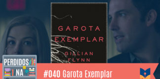 Fotomontagem com capa do livro ao centro. Ela é preta e ao centro tem o título escrito em letras rosa, embaixo tem o nome da escritora. Ao fundo estão Amy e seu marido, personagens do filme. No canto inferior esquerdo, a logo do podcast, que é a ilustração de uma estante com livros e outros objetos, onde lê-se “Perdidos na Estante". Ao lado, em uma faixa rosa na qual está escrito “40 – Garota Exemplar" e com o selo do Leitor Cabuloso.