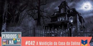 Imagem assutadora de uma casa antiga, atras de um portão, com árvores secas, um céu noturno com nuvens e iluminado apenas pela lua cheia. No canto inferior esquerdo, a logo do podcast, que é a ilustração de uma estante com livros e outros objetos, onde lê-se “Perdidos na Estante". Ao lado, em uma faixa rosa na qual está escrito “42 – A Maldição da Casa da Colina" e com o selo do Leitor Cabuloso.