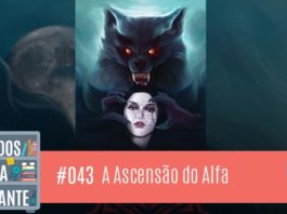 Fotomontagem com capa do livro A Ascensão do Alfa onde se vê um lobisomem com pelagem preta segurando a cabeça de uma mulher com suas garras. No canto inferior esquerdo, a logo do podcast, que é a ilustração de uma estante com livros e outros objetos, onde lê-se “Perdidos na Estante". Ao lado, em uma faixa rosa na qual está escrito “43 – A Ascensão do Alfa" e com o selo do Leitor Cabuloso.