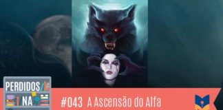 Fotomontagem com capa do livro A Ascensão do Alfa onde se vê um lobisomem com pelagem preta segurando a cabeça de uma mulher com suas garras. No canto inferior esquerdo, a logo do podcast, que é a ilustração de uma estante com livros e outros objetos, onde lê-se “Perdidos na Estante". Ao lado, em uma faixa rosa na qual está escrito “43 – A Ascensão do Alfa" e com o selo do Leitor Cabuloso.