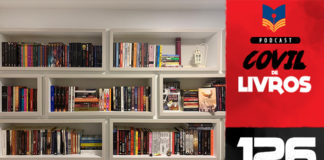 Vitrine do podcast Covil de Livros. Foto de uma estante de três níveis, branca e acoplada na parede, com inúmeros livros. Na lateral direita, faixa vertical escrito "Podcast Covil de Livros" e o número da edição: 126.