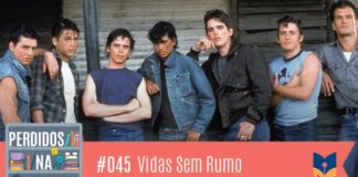 Foto dos personagens principais da adaptação cinematográfica. Todos um do lado do outro virados para frente. No canto inferior esquerdo, a logo do podcast, que é a ilustração de uma estante com livros e outros objetos, onde lê-se “Perdidos na Estante". Ao lado, em uma faixa rosa na qual está escrito “45 – Vidas Sem Rumo" e com o selo do Leitor Cabuloso.