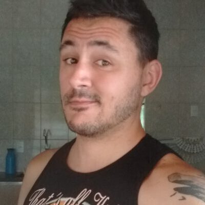 Selfie de Bruno Assis, com camiseta preta regata