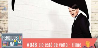 Fotomontagem com fundo com pôster do filme "ele está de volta" com Hitler à direita e cartaz minimalista com o penteado dele ao fundo. No canto inferior esquerdo, a logo do podcast, que é a ilustração de uma estante com livros e outros objetos, onde lê-se “Perdidos na Estante". Ao lado, em uma faixa rosa na qual está escrito “48 – Ele está de volta - Filme" e com o selo do Leitor Cabuloso.