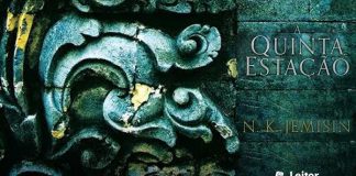 Montagem da capa do livro, uma parede de pedra esverdeada com ornamentos à esquerda. À direita o titulo do livro e abaixo o nome da autora.