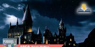 Fotomontagem com imagem do castelo de Hogwarts. No canto inferior esquerdo, a logo do podcast, que é a ilustração de uma estante com livros e outros objetos, onde lê-se “Perdidos na Estante". Ao lado, em uma faixa rosa na qual está escrito “50 - Harry Potter". Em cima, ao lado direito está o selo do Leitor Cabuloso.