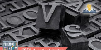 Fotomontagem com imagem de teclas soltas. No canto inferior esquerdo, a logo do podcast, que é a ilustração de uma estante com livros e outros objetos, onde lê-se “Perdidos na Estante". Ao lado, em uma faixa rosa na qual está escrito “51 - Da argila a Gutemberg". Em cima, ao lado direito está o selo do Leitor Cabuloso.