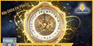 Fotomontagem com imagem de bússola mágica. No canto superior esquerdo está escrito "Não entre em pânico!", no inferior tem a logo do podcast, que é a ilustração de uma estante com livros e outros objetos, onde lê-se “Perdidos na Estante". Ao lado, em uma faixa amarela na qual está escrito “Cabulosos em quarentena - Dia 1". Em cima, ao lado direito está o selo do Leitor Cabuloso.