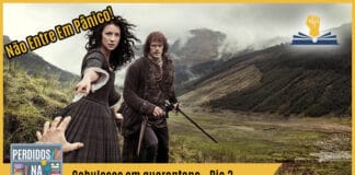 Fotomontagem com imagem de personagens da série Outlander olhando para a frente. No canto superior esquerdo está escrito "Não entre em pânico!", no inferior tem a logo do podcast, que é a ilustração de uma estante com livros e outros objetos, onde lê-se “Perdidos na Estante". Ao lado, em uma faixa amarela na qual está escrito “Cabulosos em quarentena - Dia 3". Em cima, ao lado direito está o selo do Leitor Cabuloso.