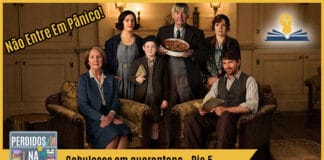 Fotomontagem com imagem dos personagens do filme "a sociedade literária e a torta de casca de batata" olhando para a frente. No canto superior esquerdo está escrito "Não entre em pânico!", no inferior tem a logo do podcast, que é a ilustração de uma estante com livros e outros objetos, onde lê-se “Perdidos na Estante". Ao lado, em uma faixa amarela na qual está escrito “Cabulosos em quarentena - Dia 5". Em cima, ao lado direito está o selo do Leitor Cabuloso.