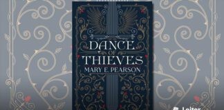 Capa do livro, fundo azul escuro, com o titulo em branco, no centro, com letra etilizada, escrito: "Dance of Thieves", logo abaixo o nome da autora. Ao redor do texto, diversos ornamentos floridos e de asas de cores douradas.