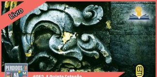 Fotomontagem com parte da capa do livro, com parede de pedra esverdeada com ornamento à esquerda. À esquerda tem uma faixa rosa onde está escrito "livro". No inferior tem a logo do podcast, que é a ilustração de uma estante com livros e outros objetos, onde lê-se “Perdidos na Estante". Ao lado, em uma faixa rosa na qual está escrito “#053 - A Quinta Estação". Em cima, ao lado direito está o selo do Leitor Cabuloso.