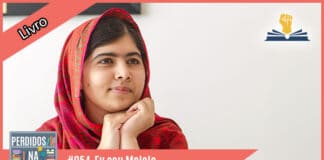 Fotomontagem com foto de rosto de Malala, com vestimenta vermelha, e o rosto apoiado sobre as mãos. À esquerda tem uma faixa rosa onde está escrito "livro". No inferior tem a logo do podcast, que é a ilustração de uma estante com livros e outros objetos, onde lê-se “Perdidos na Estante". Ao lado, em uma faixa rosa na qual está escrito "#054 - Eu sou Malala". Em cima, ao lado direito está o selo do Leitor Cabuloso.