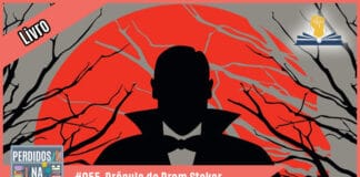 Fotomontagem com recorte de livro Drácula onde aparece uma imagem dele em preto em branco e ao fundo um por do sol e galhos de árvores. À esquerda tem uma faixa rosa onde está escrito "livro". No inferior tem a logo do podcast, que é a ilustração de uma estante com livros e outros objetos, onde lê-se “Perdidos na Estante". Ao lado, em uma faixa rosa na qual está escrito "#055 - Drácula". Em cima, ao lado direito está o selo do Leitor Cabuloso.
