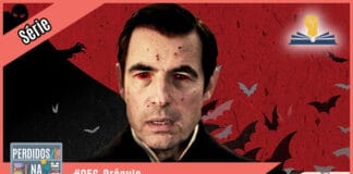 Fotomontagem com personagem da série Drácula da Netflix segurando taça com sangue. A imagem é toda vermelha. À esquerda tem uma faixa rosa onde está escrito "série". No inferior tem a logo do podcast, que é a ilustração de uma estante com livros e outros objetos, onde lê-se “Perdidos na Estante". Ao lado, em uma faixa rosa na qual está escrito "#056 - Drácula". Em cima, ao lado direito está o selo do Leitor Cabuloso.