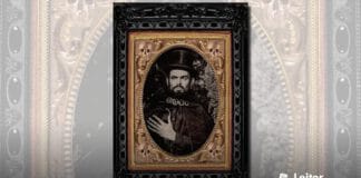 Capa do livro. Uma moldura ornamentada preta, e dentro outra moldura dourada com 4 cranios um em cada canto, e no centro, em formado oval, uma foto classica do personagem Zé do Caixão, em preto e branco.