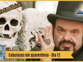 Fotomontagem com foto de Zé do Caixão olhando de frente e segurando em um crânio. No canto superior esquerdo está escrito "Não entre em pânico!", no inferior tem a logo do podcast, que é a ilustração de uma estante com livros e outros objetos, onde lê-se “Perdidos na Estante". Ao lado, em uma faixa amarela na qual está escrito “Cabulosos em quarentena - Dia 12". Em cima, ao lado direito está o selo do Leitor Cabuloso.