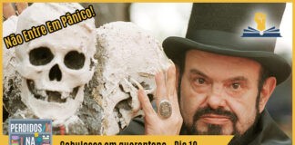 Fotomontagem com foto de Zé do Caixão olhando de frente e segurando em um crânio. No canto superior esquerdo está escrito "Não entre em pânico!", no inferior tem a logo do podcast, que é a ilustração de uma estante com livros e outros objetos, onde lê-se “Perdidos na Estante". Ao lado, em uma faixa amarela na qual está escrito “Cabulosos em quarentena - Dia 12". Em cima, ao lado direito está o selo do Leitor Cabuloso.